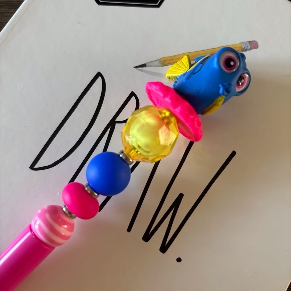 Disney Doorables: Finding Nemo: Dory handmade beaded pen